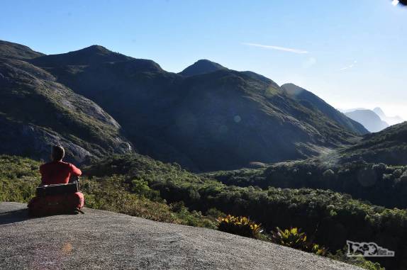 Mais um momento de descanso, lado no Morro do Dinossauro e admirando o trecho da trilha que tínhamos acabado de fazer, no Parque Nacional da Serra dos Órgãos, no Rio de Janeiro